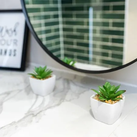 The Executive Retreat 3bed2bath 55inch Tv