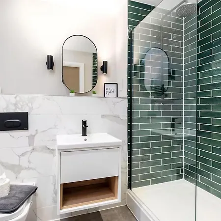 The Executive Retreat 3bed2bath 55inch Tv * Leeds (West Yorkshire)